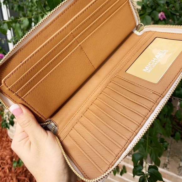 👜💕Michel Kors Large Wallet - Picture 7 of 8